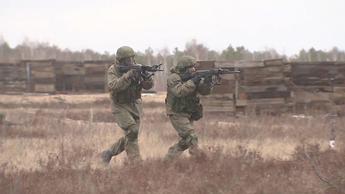 Vojáky v ruském táboře stříleli Tádžikové kvůli víře, tvrdí Kyjev